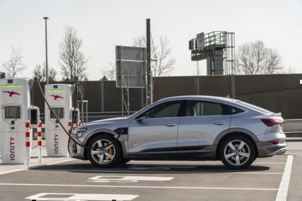 Audi e-tron lädt mit maximaler Ladeleistung von bis zu 150 kW über weiten Bereich des Ladevorgangs 